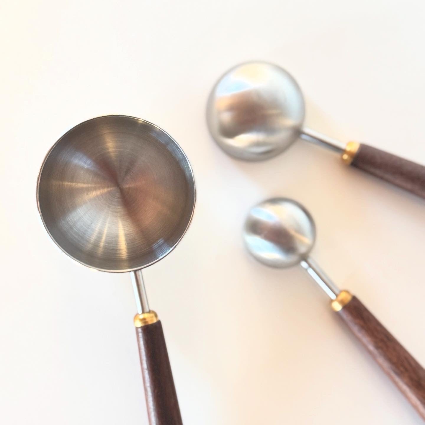 Measuring spoons in walnut (3x)