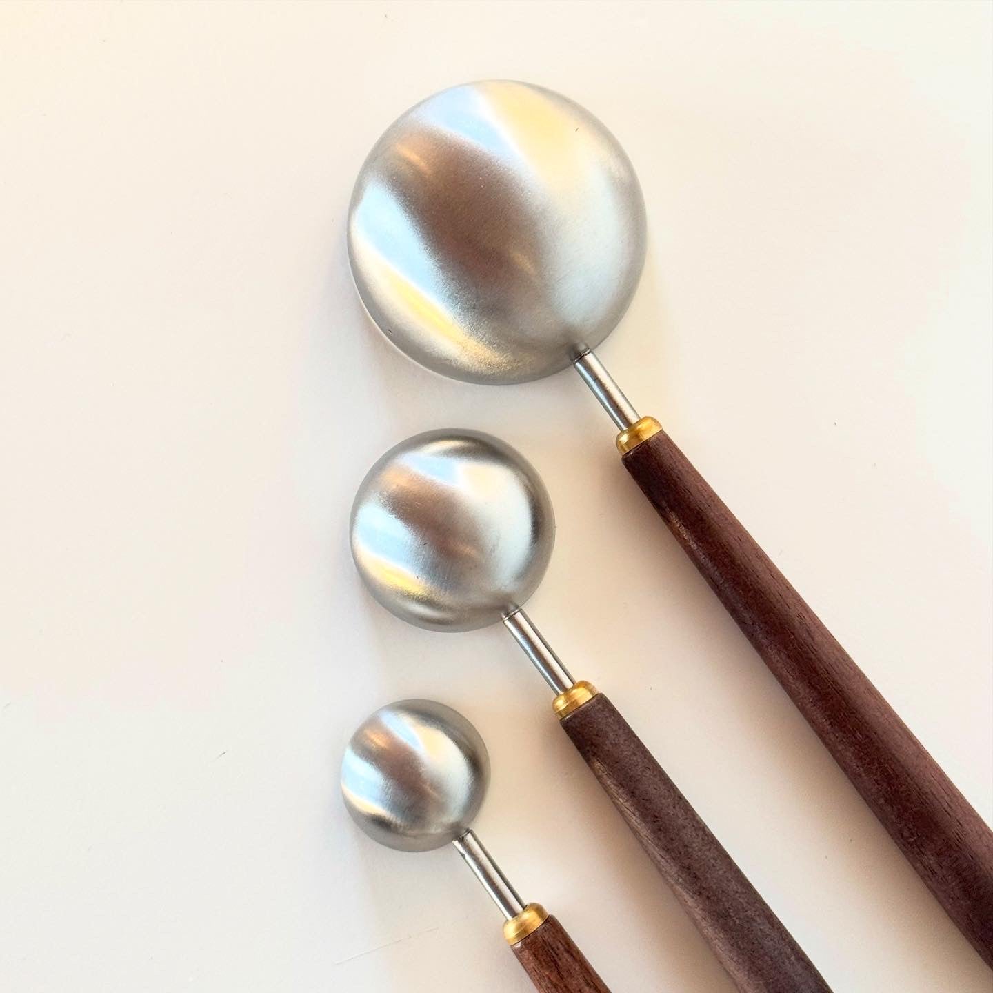 Measuring spoons in walnut (3x)