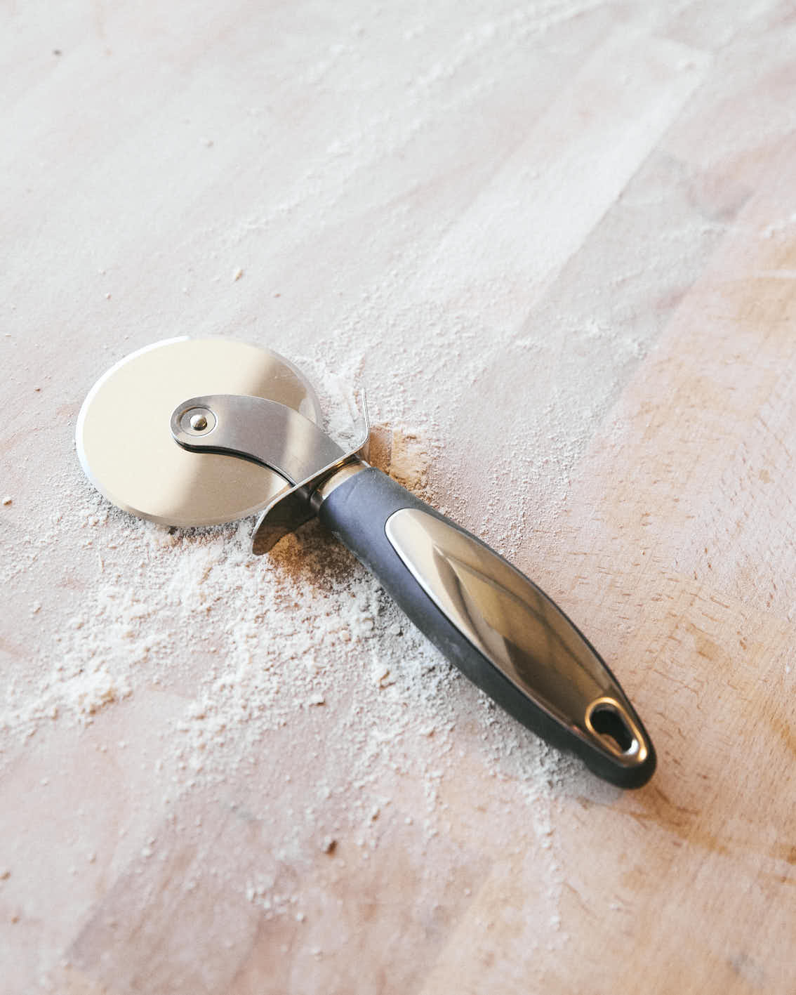 Elegant Stainless Steel Wheel Pizza Cutter - SIMPEL - sourdough & coffee