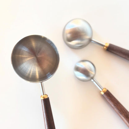 Measuring spoons in walnut (3x)